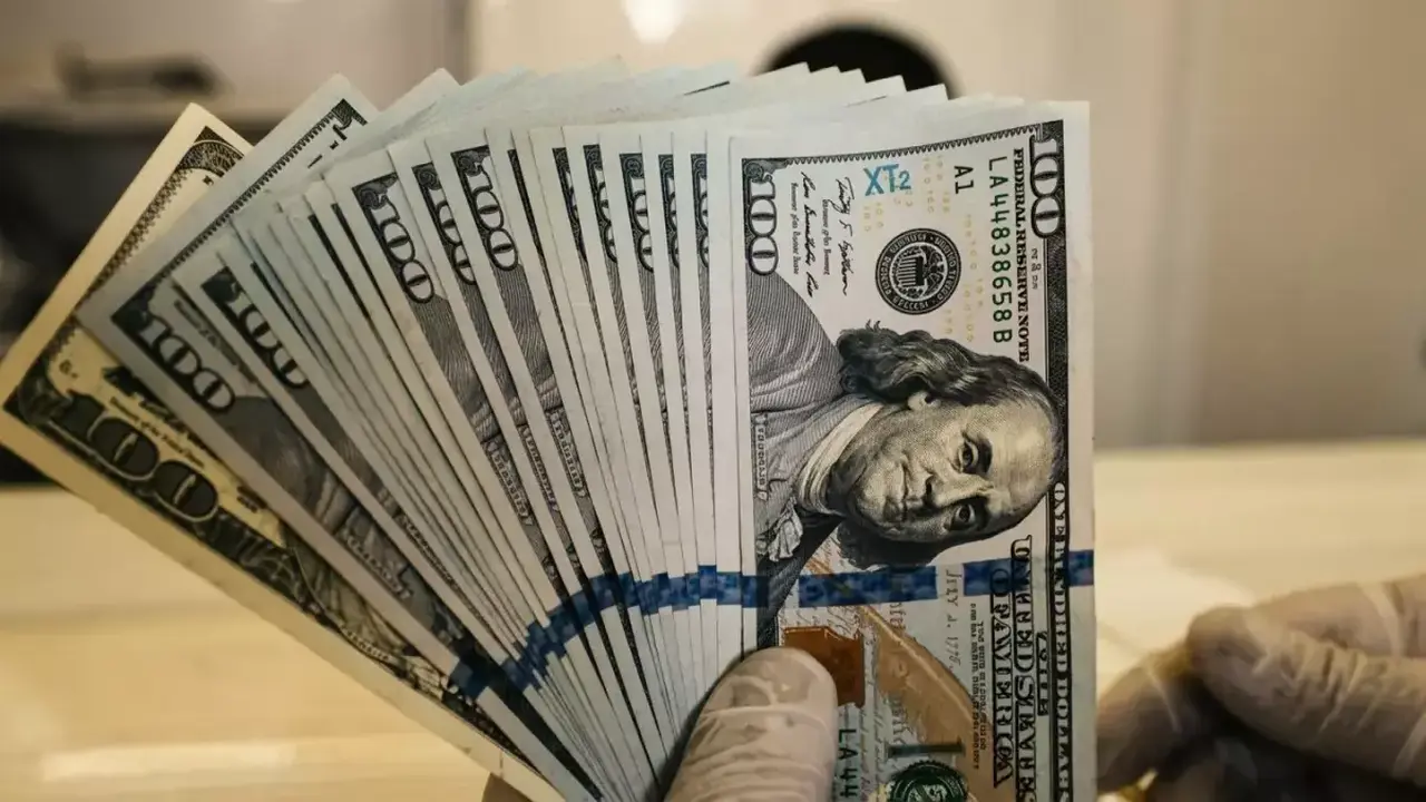 انهيار الدولار أمام الجنيه بـ 3 بنوك كبرى في تعاملات الأحد المتقلبة